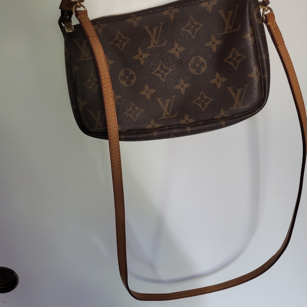 LV POCHETE